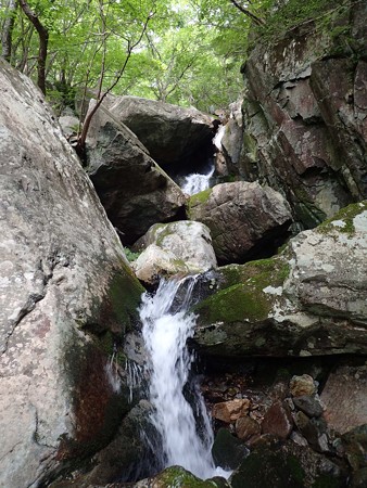 小滝連続の先に大岩の下から滝