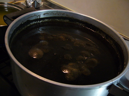 Pots made of pulp.During production.