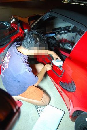 10サイドシルの隙間を補強します