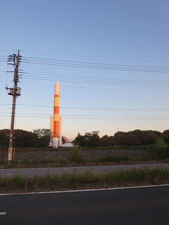 朝に焼けるH-?ロケット(実物大模型)@栃木県子ども総合科学館