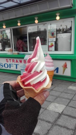 ストロベリーソフトクリーム@道の駅よしみ