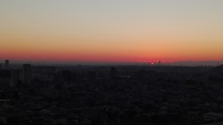 東の空の日の出まえ(横浜ランドマークタワーがみえる)