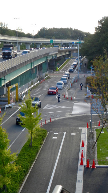 オープン1ヶ月後でも大勢の人で賑わう「IKEA長久手」 - 7:駐車場待ちの行列