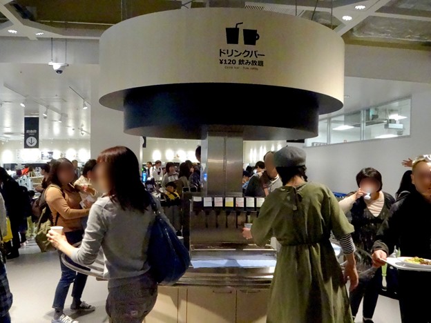 オープン1ヶ月後でも大勢の人で賑わう「IKEA長久手」 - 75:2階にあるカフェ(ドリンクバー)