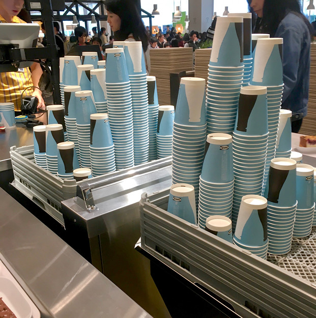 オープン1ヶ月後でも大勢の人で賑わう「IKEA長久手」 - 81:2階にあるカフェ(ドリンクバー用の紙コップ)