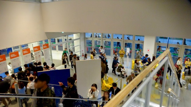 オープン1ヶ月後でも大勢の人で賑わう「IKEA長久手」 - 82:ひっきりなしに人が出入りする入り口