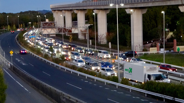 オープン1ヶ月後でも大勢の人で賑わう「IKEA長久手」 - 85:渋滞していた店舗前の名古屋方面の道路