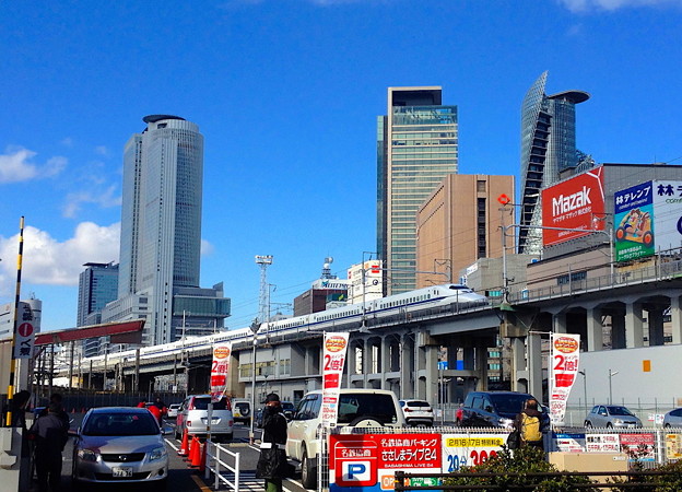 名駅ビル群をバックに走る新幹線(2013年撮影)- 2