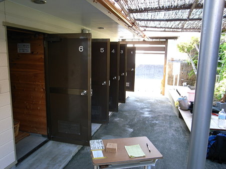 岩地海岸の「六右ェ門」温水シャワーは個室がズラっと並ぶ