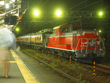DD51 サロンカーなにわ 紀勢本線新宮駅02