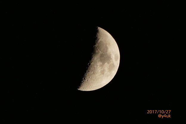 紅葉の向こう、上弦の月～周りに星たち～autumn in moon zoom 1500mm ver.