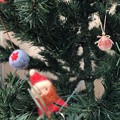 Santa is in Xmas Tree ～今年も会えたチビサンタ～木々の奥のサンタへタップフォーカス