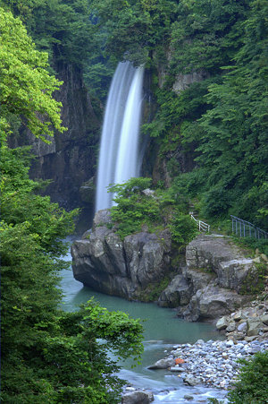 夏の綿ヶ滝と手取峡谷