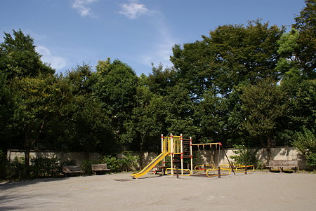 向島百花園入り口の児童遊園