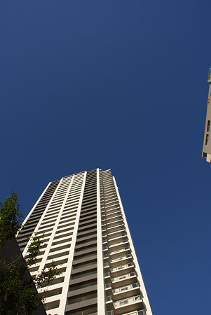 高層ビルと青空