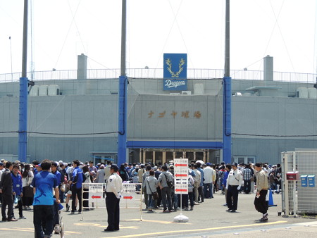 開場待ち列。