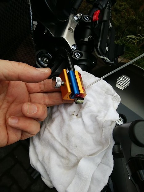 クラッチワイヤー注油 写真: クラッチワイヤー注油