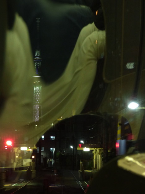夜はライトアップでそびえる東京スカイツリー