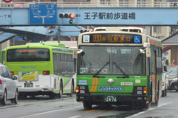 Photos: 雨の北本通り王子駅前を往来する路線バス(１)
