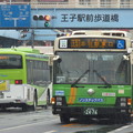雨の北本通り王子駅前を往来する路線バス(１)