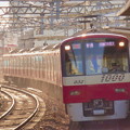 昼下がりの陽射を車体側面に浴びながら八広駅に到着する「赤い電車」