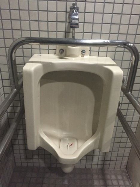 呉市三条3丁目の公園のトイレの小便器