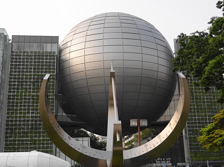 名古屋市科学館と日時計