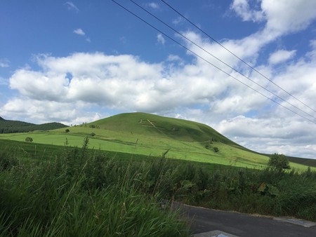 牛、と書かれた山