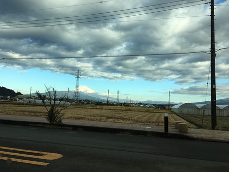 富士山にどっかり雪が積もりました。富士山は快晴で手前は雲とセパレートしてる空です