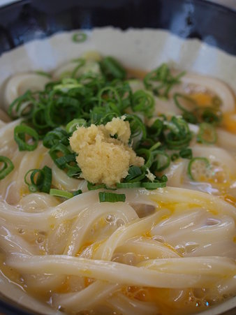 これが山越うどんの釜玉だ
