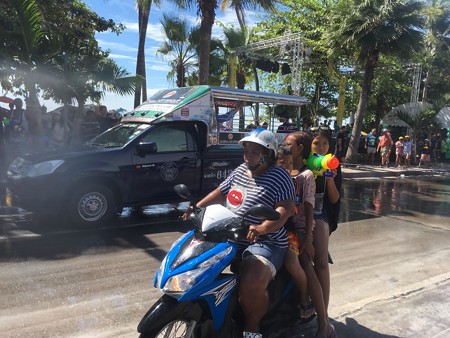 バイクに乗りながらも応戦