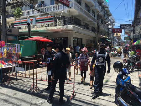 ホテル前の通りも通交止め