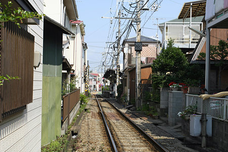 2009.06.20　江ノ電　腰越駅は路地裏に