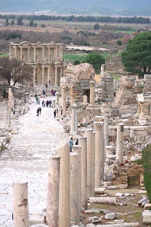 2011.01.23　トルコ　古代都市エフェス　ヘラクレスの門から見たクレテス通り・ケルスス図書館が正面に