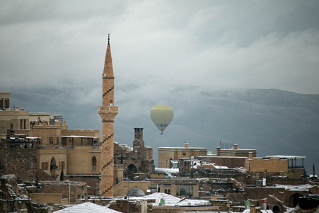 2011.01.26　トルコ　カッパドキア　雪景色のウチヒサールに気球