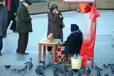 2011.01.27　トルコ　イスタンブル　イェニ・ジャーミィモスク前広場-ハトの餌売り