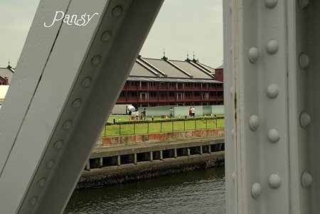 橋からみえた赤レンガ・・