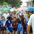 小雨の中の子供神輿スタートです！