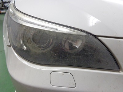BMW５シリーズ　ヘッドライト磨き前