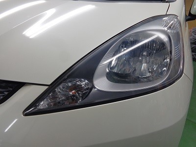 フィット中古車　ヘッドライト磨き後