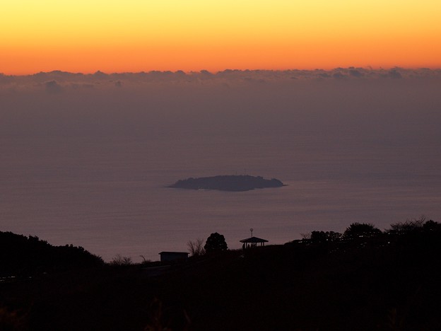 日の出前の島影～初島