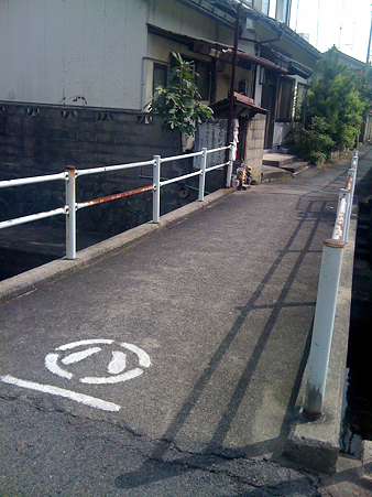 65 こどもが通る橋