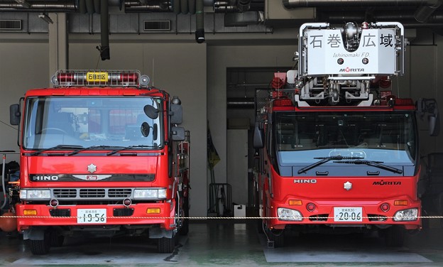 宮城県石巻地区広域消防本部　大型水槽車（左）、　　　　　　　　35m級先端屈折梯子車（右）