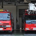 Photos: 宮城県石巻地区広域消防本部　大型水槽車（左）、　　　　　　　　35m級先端屈折梯子車（右）