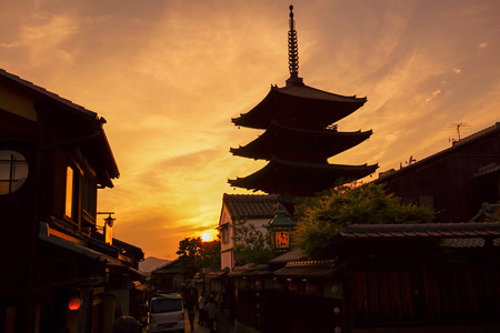 八坂の塔と夕日