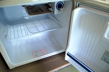 からっぽ冷蔵庫