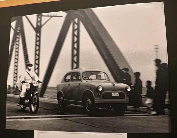 昔写真、国道一号天竜川橋を走るコレダ号とスズライト