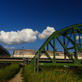 近鉄と白い雲、鉄道橋と道路橋