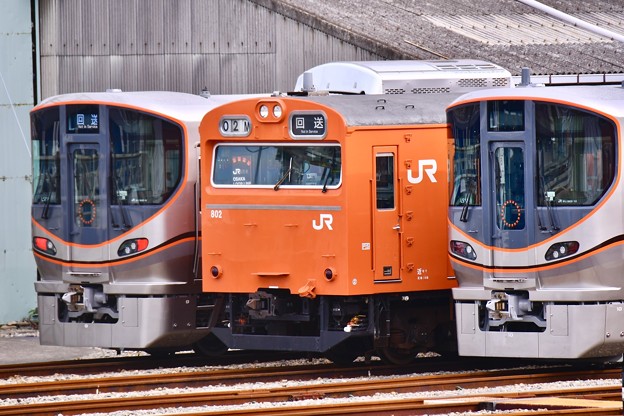 大阪環状線新型323系に挟まれてオレンジの103系 20171001