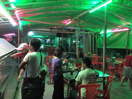 ロタ 店内